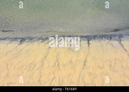 Motif à rayures sombres ripple fabriqué à partir de sable et l'eau sur une dune de sable Banque D'Images