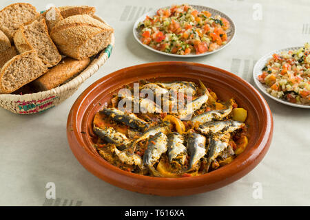 Plat marocain traditionnel avec des sardines et des légumes, de la salade et un panier avec du pain Banque D'Images