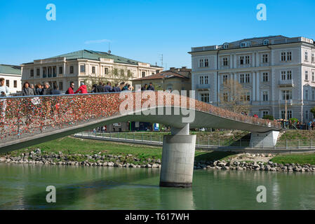 Salzbourg Makartsteg, vue un jour d'été de la Salzach et les gens qui marchent sur le pont Makartsteg dans la ville de Salzbourg, en Autriche. Banque D'Images