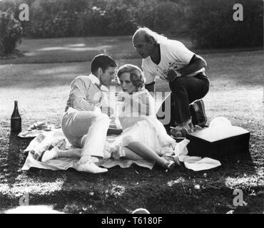 Robert Redford comme Jay Gatsby Mia Farrow en Daisy Buchanan avec le réalisateur Jack Clayton Gatsby le Magnifique 1974 emplacement sur le plateau de tournage candide roman F. Scott Fitzgerald scénario Francis Ford Coppola Newdon Productions / Paramount Pictures Banque D'Images