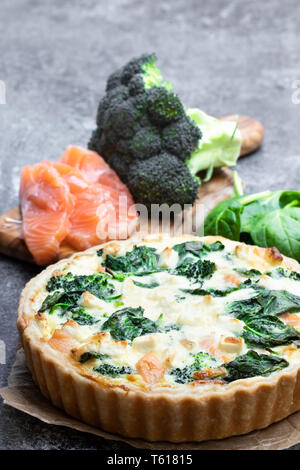 Quiche au saumon cru avec le brocoli et les épinards isolated on white Banque D'Images