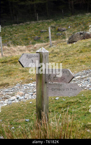 Panneau en bois, pour Riggindale Gatescarth Nan Bield Pass & passent près du réservoir de Haweswater tête Mardale, Parc National de Lake District, Cumbria, Banque D'Images