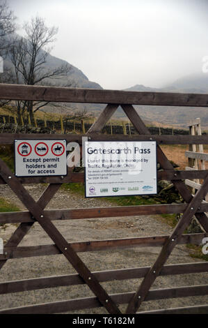 Inscrivez-vous sur barrière en bois pour Riggindale, Nan Bield Pass & Gatescarth passent près du réservoir de Haweswater tête Mardale, Parc National de Lake District, Cumbria, Banque D'Images