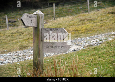 Panneau en bois, pour Riggindale Gatescarth Nan Bield Pass & passent près du réservoir de Haweswater tête Mardale, Parc National de Lake District, Cumbria, Banque D'Images