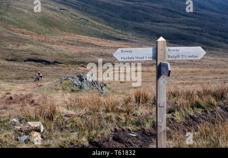 Panneau en bois pour la tête & Sadgill Mardale en haut de la col Gatescarth dans Parc National de Lake District, Cumbria, Royaume-Uni. Banque D'Images