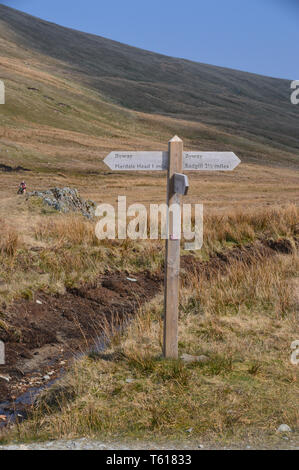 Panneau en bois pour la tête & Sadgill Mardale en haut de la col Gatescarth dans Parc National de Lake District, Cumbria, Royaume-Uni. Banque D'Images