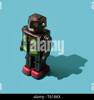 Funny vintage tin toy robot avec bras mécaniques, creative vintage toys concept Banque D'Images