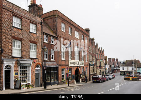 Le Norfolk Arms Hotel et des magasins dans la rue principale. Arundel, West Sussex, Angleterre, Royaume-Uni, Angleterre Banque D'Images