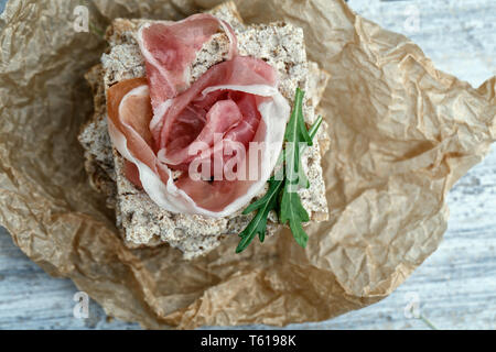 Pain croustillant avec des tranches de jambon séché Banque D'Images