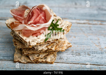 Pain croustillant avec des tranches de jambon séché Banque D'Images