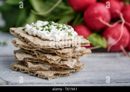 Pain croustillant avec du fromage cottage et radis Banque D'Images