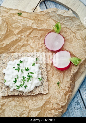 Pain croustillant avec du fromage cottage et radis Banque D'Images