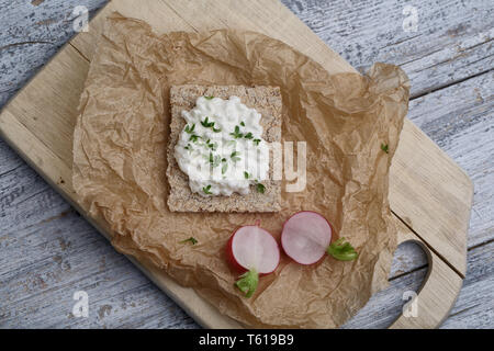 Pain croustillant avec du fromage cottage et radis Banque D'Images