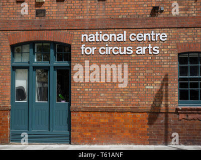 LONDRES, Royaume-Uni - 23 JUIN 2018 : signez pour le National Centre for Circus Arts à Coronet St, Hackney Banque D'Images