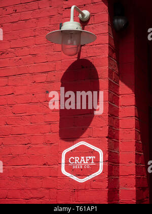 LONDRES, Royaume-Uni - 23 JUIN 2018 : panneau devant Craft Beer Co. Pub dans Old Street avec lampe et ombre Banque D'Images