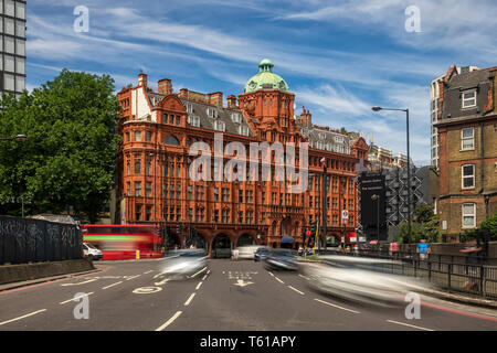 LONDRES, Royaume-Uni - 14 JUIN 2018 : le bâtiment de mission Leysian en terre cuite (aujourd'hui Imperial Hall), un immeuble résidentiel réaménagé en ville Banque D'Images