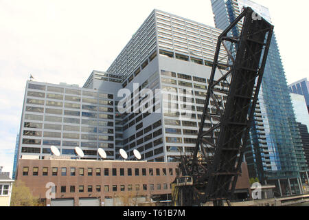 La Carroll Avenue pont de chemin de fer abandonnée définitivement verrouillé en position relevée sur la rivière Chicago près de Wolf Point et l'Apparel Mart Banque D'Images