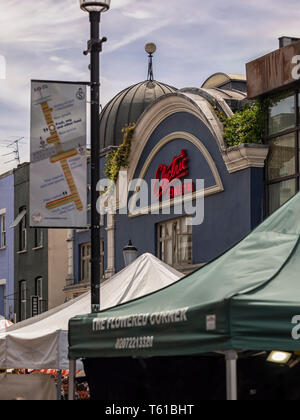 LONDRES, Royaume-Uni - 14 JUIN 2018 : panneau pour le cinéma électrique à côté de la carte de Notting Hill Market Banque D'Images