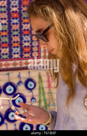 Jeune jolie fille choisit la Turquie, bijoux traditionnel bazar en vieille ville à Antalya Banque D'Images