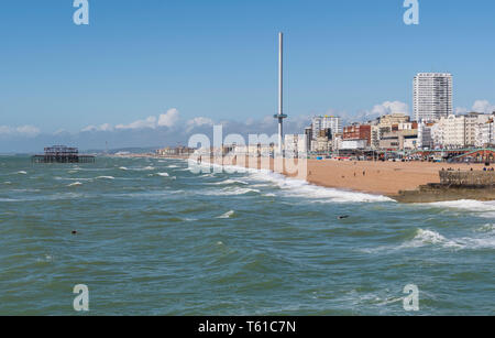 Vue paysage de la plage de Brighton au printemps, à l'Ouest, à Brighton, East Sussex, Angleterre, Royaume-Uni. Station balnéaire de la côte. Banque D'Images