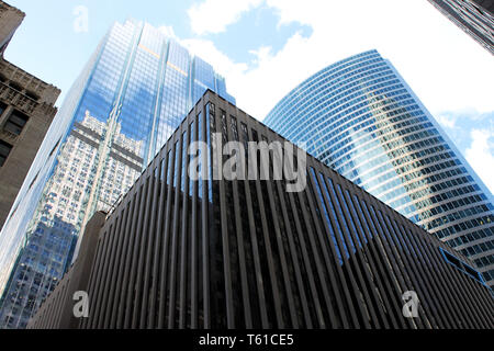 Un garage et deux gratte-ciel en verre moderne, y compris l'Hyatt Centre, dans la boucle, le centre-ville de Chicago, Illinois Banque D'Images