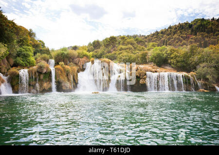 Krka, Sibenik, Croatie, Europe - Profiter de l'apaisement cascades de Krka National Park Banque D'Images