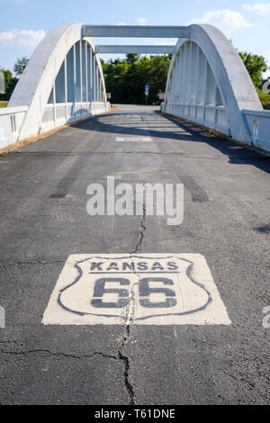 Kansas U.S. Route 66 aux États-Unis, plus de logo sur le pont courbe Arc-en-ciel dans le Kansas, USA Banque D'Images