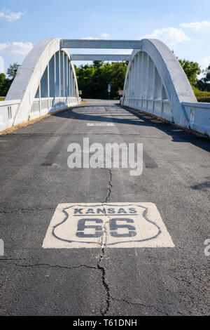 Kansas U.S. Route 66 aux États-Unis, plus de logo sur le pont courbe Arc-en-ciel dans le Kansas, USA Banque D'Images