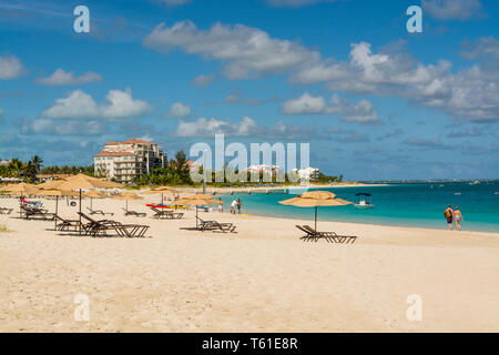 Parasols sur Grace Bay Beach, Providenciales, Turks et Caicos, Caraïbes. Banque D'Images