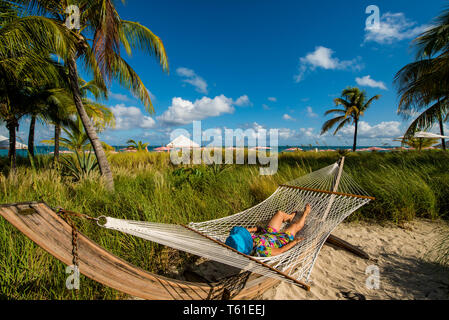 Relaxing in hammock on Grace Bay Beach, Providenciales, Turks et Caicos, Caraïbes. (MR) Banque D'Images