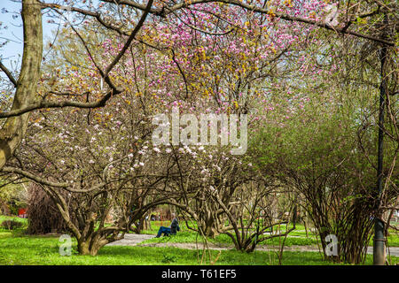 ZAGREB, CROATIE - AVRIL, 2018 : les personnes au jardin botanique dans une belle journée de printemps précoce à la basse-ville à Zagreb Banque D'Images