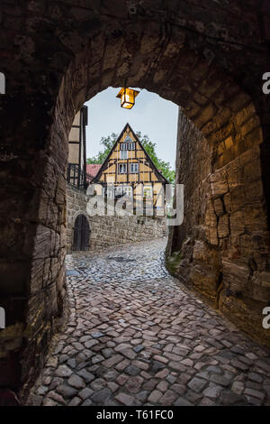 Passage dans le mur d'un ancien monastère sur le chemin de l'église de Saint-servais. Quedlinburg. Allemagne Banque D'Images