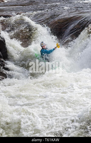 Canoéiste sur White water river Glen Etive highlands d'Ecosse Banque D'Images