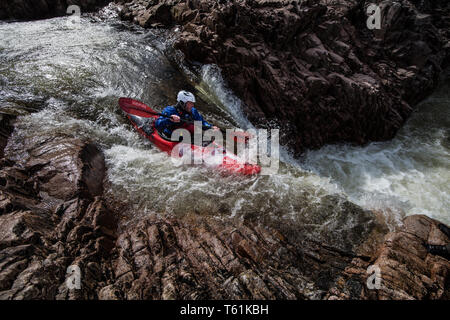 Canoéiste sur White water river Glen Etive highlands d'Ecosse Banque D'Images