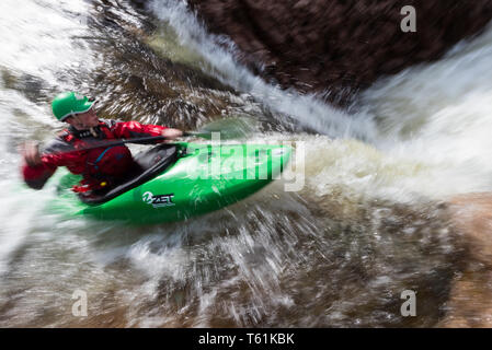 Canoéiste sur White water river Glen Etive highlands d'Ecosse Banque D'Images