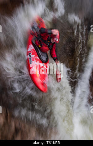 Canoéiste sur White water river Glen Etive highlands d'Ecosse Banque D'Images