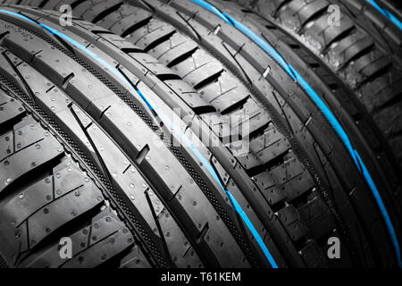 Pneu de voiture. La pile de pneus. Pneu de voiture protector close up. Pneu en caoutchouc noir. Toute nouvelle voiture pneus. Close up black profil des pneus. Les pneus de voiture dans une rangée Banque D'Images