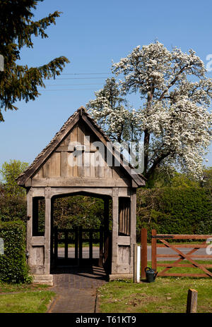 L'lychgate St James, la grande église, Long Marston, Warwickshire, England, UK Banque D'Images