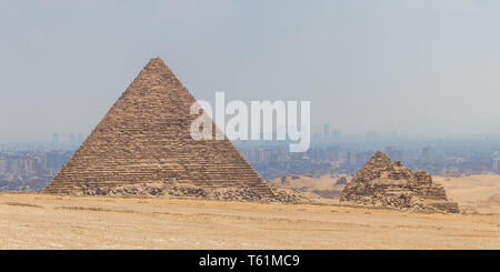 La belle vue de la grande pyramide de Giza Pyramid Menkaourê dans l'arrière-plan complexe sur les toits de la ville du Caire Banque D'Images