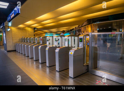 Paris, France, août 18,2018 Paris Métro : Porte d'entrée automatique à la station de métro Les Halles Banque D'Images