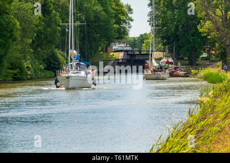 Voiliers à une écluse sur le gota canal comme un beau jour d'été ensoleillé Banque D'Images