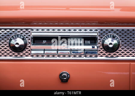 Vieille voiture classique radio dans le tableau de bord Banque D'Images