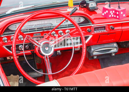 Bel intérieur rouge d'une vieille voiture américaine Banque D'Images