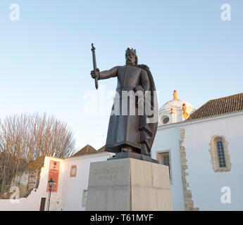 Statue du Roi Alfonso III ( 1210-1279) dans la vieille ville sont de Faro, Algarve, Portugal Banque D'Images