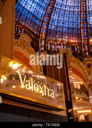 Paris, France, août 18,2018 : Valextra logo sur écran en Galeries Lafayette Banque D'Images