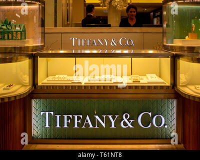 Paris, France, août 18,2018 : Tiffany & Co logo à afficher dans les Galeries Lafayette Banque D'Images