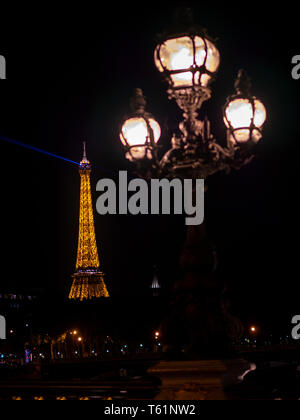 Paris, France, 22 août 2018 : Tour Eiffel à Paris la nuit avec des lumières Banque D'Images