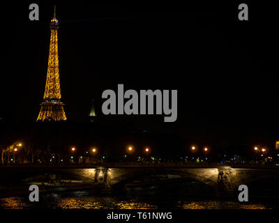 Paris, France, 22 août 2018 : Tour Eiffel à Paris la nuit avec des lumières Banque D'Images