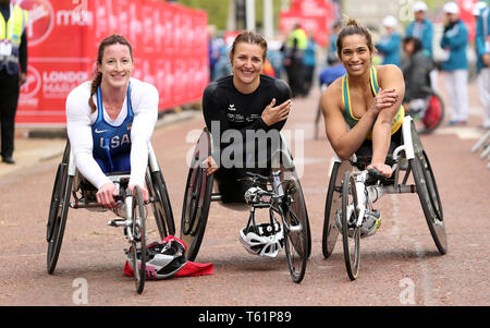 La suisse Manuela Schar (centre) célèbre remporter le Marathon en fauteuil roulant de la femme aux côtés de la deuxième places USA's Tatyana McFadden (à gauche) et troisième placé l'Australie's Madison de Rozario (à droite) au cours de la Virgin Money 2019 Marathon de Londres. Banque D'Images