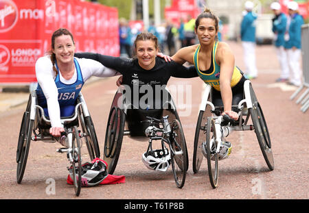 La suisse Manuela Schar (centre) célèbre remporter le Marathon en fauteuil roulant de la femme aux côtés de la deuxième places USA's Tatyana McFadden (à gauche) et troisième placé l'Australie's Madison de Rozario (à droite) au cours de la Virgin Money 2019 Marathon de Londres. Banque D'Images